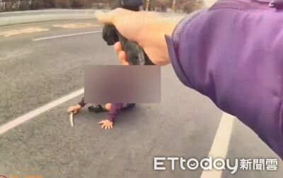 快訊／騎士闖紅燈拒檢　掏「武士刀」威嚇警