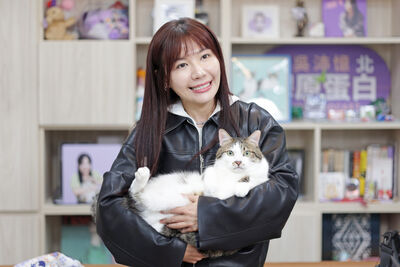 影／貓奴必收！　吳沛憶開箱「另類年貨」：守護主子的動物防災避難包