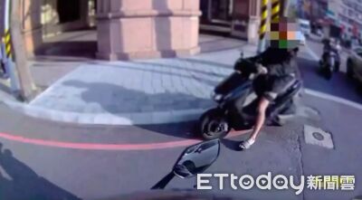 無照男改車炸街遭攔　不滿挨罰+扣車飆國罵！妨害公務送辦