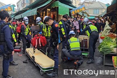 快訊／南苗市場兇嫌「胸口中彈」送醫畫面曝！民眾氣喊：救他幹嘛