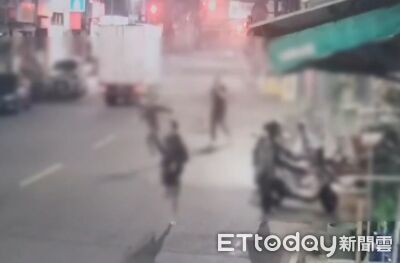 高雄深夜大亂鬥！債主棍棒討錢「6打4」　反被椅子菜籃痛扁