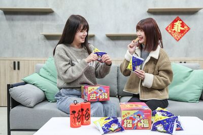 偶像也愛的台味日常，科學麵用「捏、搖、吃」串起國民話題