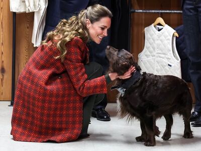 凱特王妃復古老花外套上身　參觀紡織廠小試縫紉身手