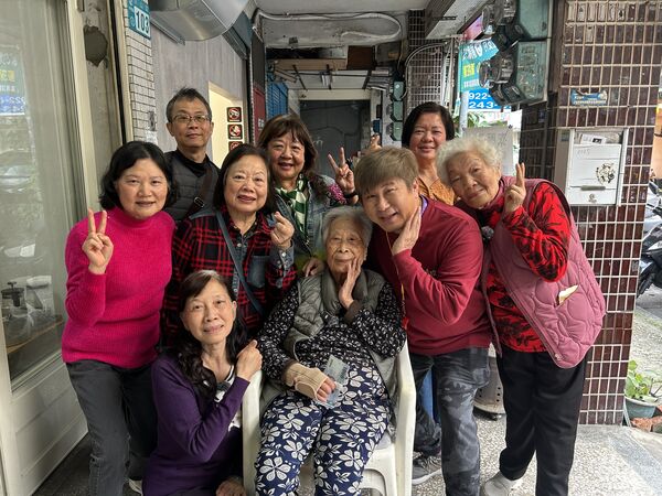 ▲胡瓜與婆媽們歡聚。（圖／下面一位）