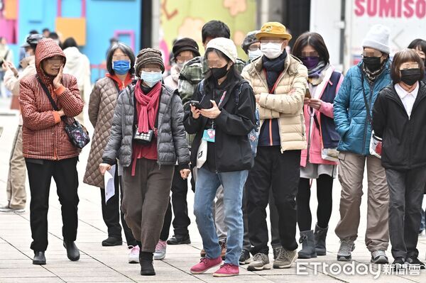 ▲▼（打馬賽克版）毛帽,羽絨衣,行人,路人,低溫,寒流,冬天,濕冷,輻射冷卻,乾冷,保暖,禦寒,冬衣,冬季,東北季風,大陸冷氣團,氣象,降溫,天氣配圖。（圖／記者李毓康攝）