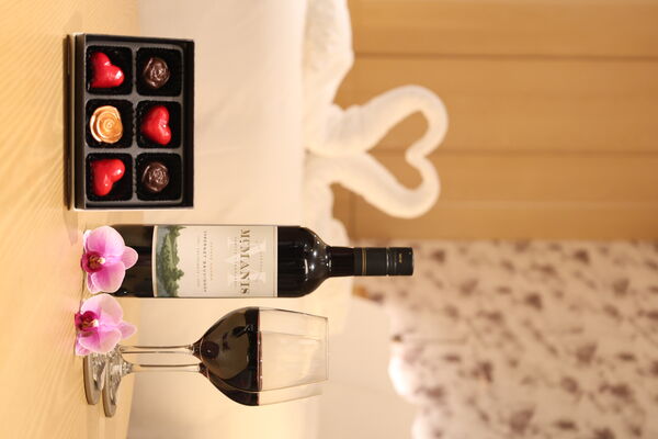 ▲台北漢來大飯店每房加贈Valmont品牌化妝包乙個、 肌密更新面膜(15ml)乙份、3D智慧凝水精華(15ml)乙份(價值8,000) 。（圖／業者提供）