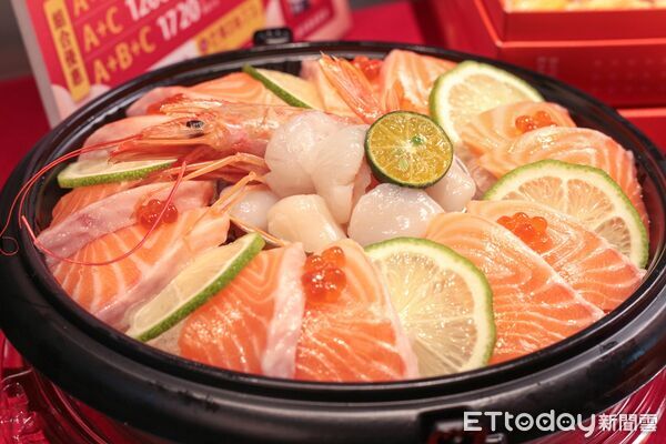 ▲爭鮮新推好運壽司及春節外帶餐盒　加碼「好運盲盒」抽金箔。（圖／記者黃士原攝）