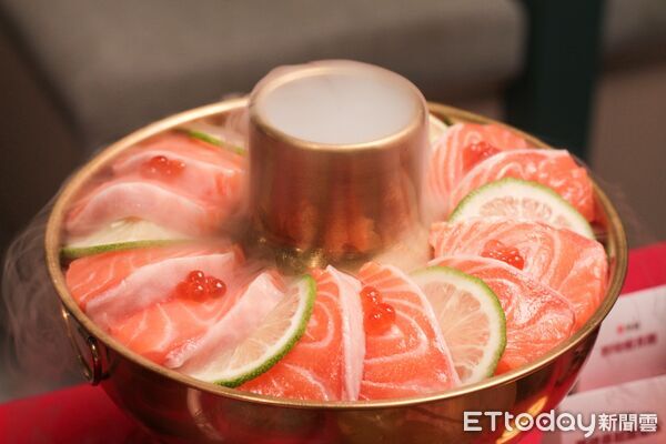 ▲爭鮮新推好運壽司及春節外帶餐盒　加碼「好運盲盒」抽金箔。（圖／記者黃士原攝）