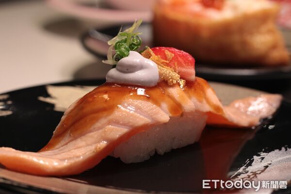 ▲爭鮮新推好運壽司及春節外帶餐盒　加碼「好運盲盒」抽金箔。（圖／記者黃士原攝）