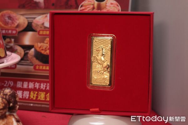 ▲爭鮮新推好運壽司及春節外帶餐盒　加碼「好運盲盒」抽金箔。（圖／記者黃士原攝）