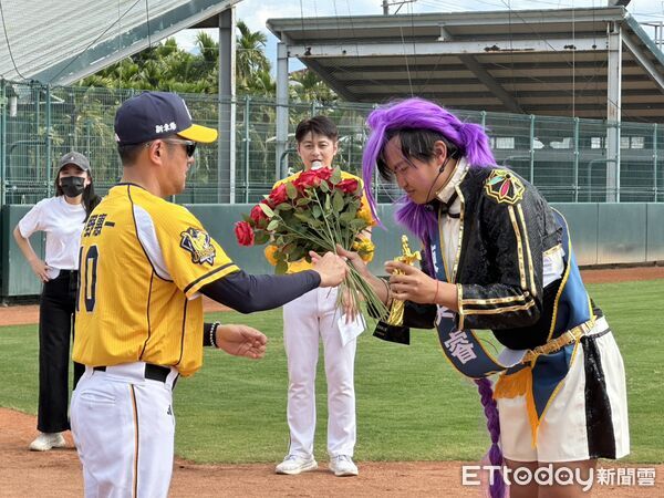 ▲中信兄弟菜鳥日，扮成「獵魔女團」魯米的陳英睿獲得學長、教練肯定奪下最佳新人。（圖／記者蔡厚瑄攝）