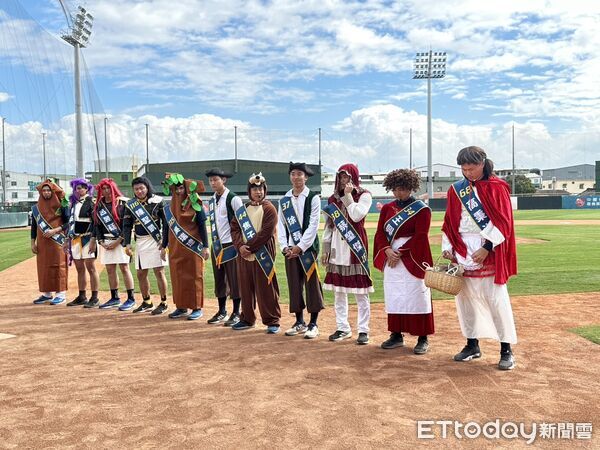 ▲中信兄弟菜鳥日，扮成「獵魔女團」魯米的陳英睿獲得學長、教練肯定奪下最佳新人。（圖／記者蔡厚瑄攝）