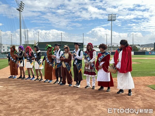 ▲中信兄弟菜鳥日，扮成「獵魔女團」魯米的陳英睿獲得學長、教練肯定奪下最佳新人。（圖／記者蔡厚瑄攝）