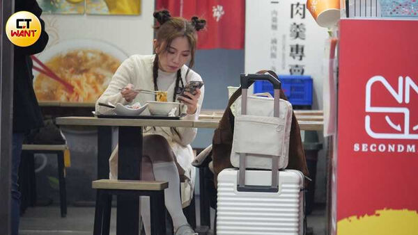 溫馨護花1／棒籃女神若潼深夜唱KTV　帥氣男伴溫馨接送畫面曝光