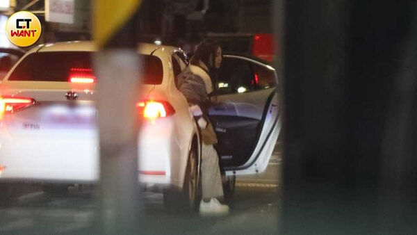 溫馨護花1／棒籃女神若潼深夜唱KTV　帥氣男伴溫馨接送畫面曝光