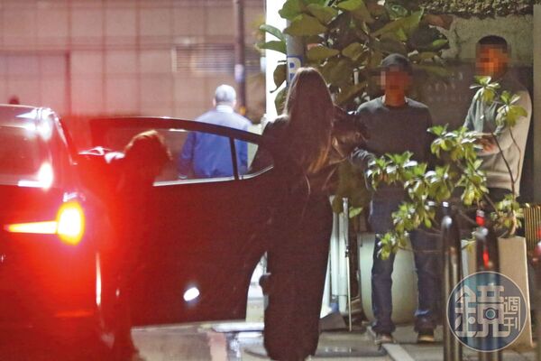 1/28 19：58 王心凌坐著多元計程車，跟吳克群先後下車，抵達台北中山北路巷內的日料餐廳。