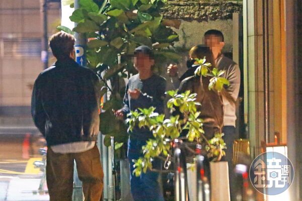 19：59 下車後的王心凌、吳克群，在餐廳門口跟友人寒暄閒聊一下。