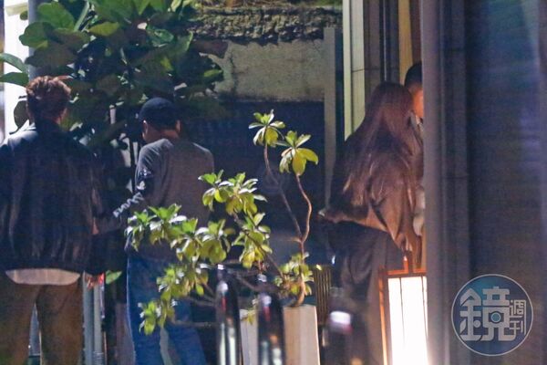 20：01 不等吳克群，王心凌先跟其中一名在餐廳外等待的男性友人進了餐廳。