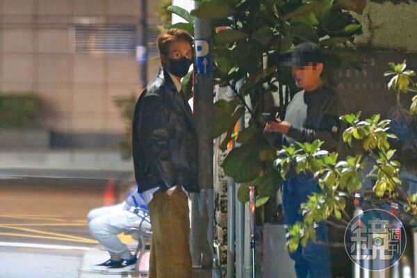 20：02 王心凌進去後，吳克群繼續待在路邊與友人小聊，不急著進去用餐。