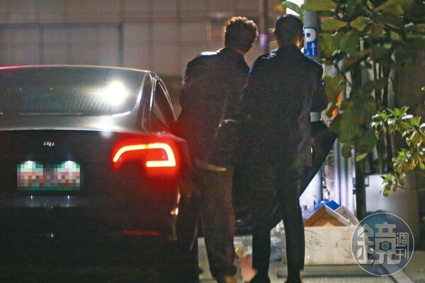 1/29 00：44 當天吃了將近4個小時，一行人準備離開，吳克群先坐上計程車。