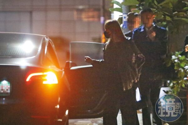 00：45 王心凌跟著上了後座，之後兩人一同回家，像極了一對一約會行程。