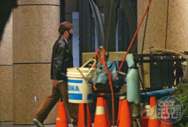 00：58 吳克群毫不遲疑進了王心凌家門，然後直到凌晨都沒看到他再出來。