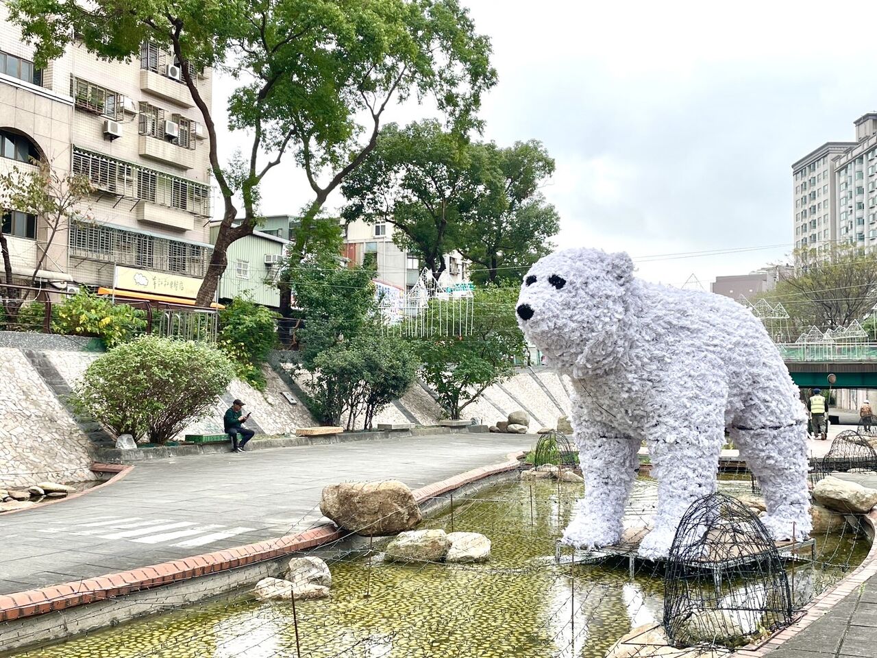 新北中港大排光雕展醞釀中 水利局籲民眾「動眼不動手」