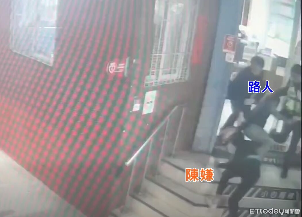 足療師抓狂追砍!路人慘痛爬進派出所 黃偉哲發聲公布影片