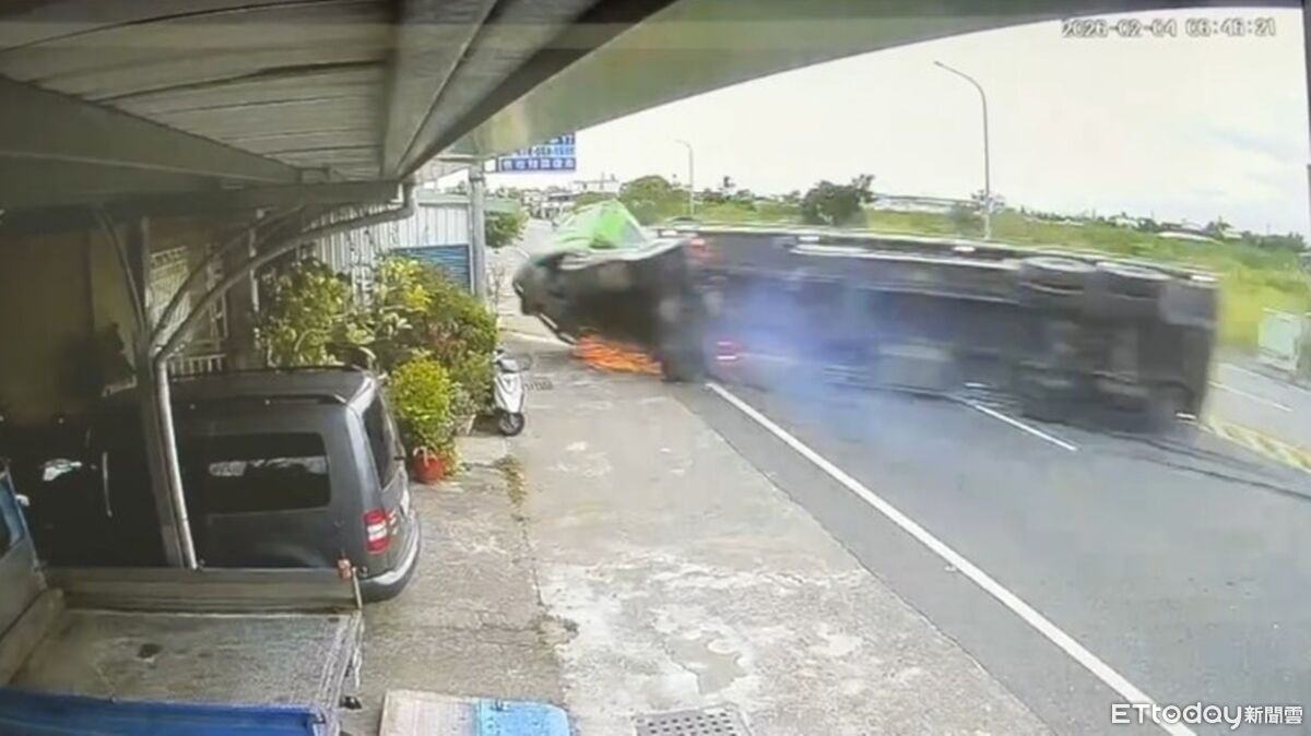 快訊/台東拖板車翻覆撞民宅驚悚畫面曝光! 駕駛噴飛頭重創慘死