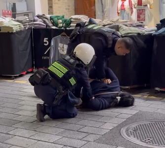 台南服飾店防盜器狂響　33歲女偷11件衣物！拒捕遭壓制