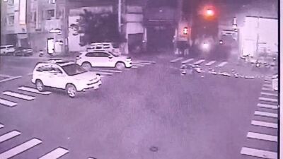 路口急煞騎士摔進車底！機車滑行百公尺狂噴火光　驚悚畫面曝