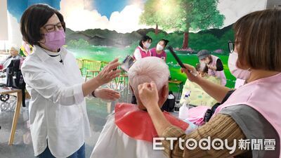 新年換新造型迎好年　台南市勞工局攜美容工會為長者義剪