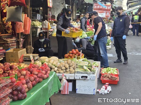 ▲苗栗市南苗市場持刀攻擊警員案，朱姓警員頭中2刀，縫合搶救後傷勢穩定。（圖／記者楊永盛翻攝）