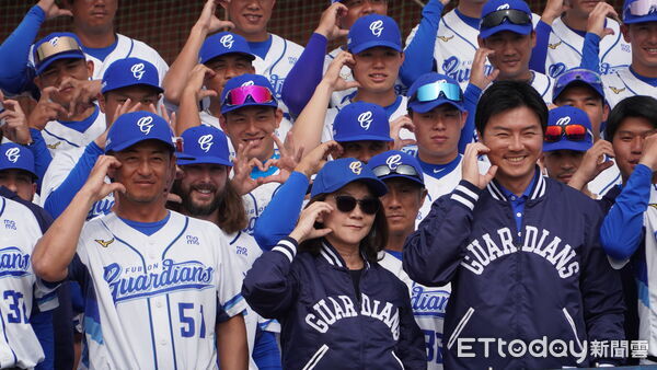 ▲富邦悍將總教練後藤光尊（左1）、執行副領隊林威助（右1）。（圖／記者呂佳賢攝）