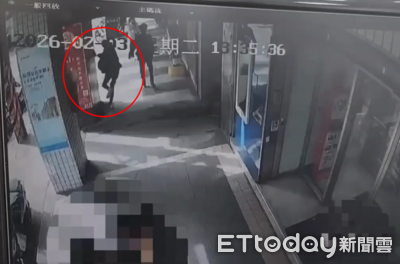 搶劫畫面曝！57歲女墜入戀愛詐騙　歹徒抓700萬錢袋「撞柱狂奔」