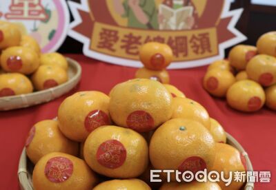 春節腳步近了　張麗善親送茂谷柑陪長輩迎新年