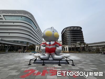 直擊／「超人力霸王」降臨高雄車站超Q！旅運中心也被哥摩拉攻佔