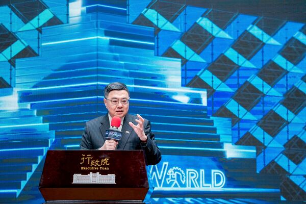 ▲▼行政院長卓榮泰、經濟部長龔明鑫、嘉義縣長翁章梁出席「2026年台灣燈會TECH WORLD館」記者會。（圖／行政院提供）