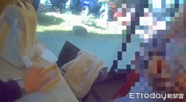 ▲▼林口警方埋伏速食店逮捕林姓女車手，起獲贓款及假證件、收據等物             。（圖／記者陳以昇翻攝）