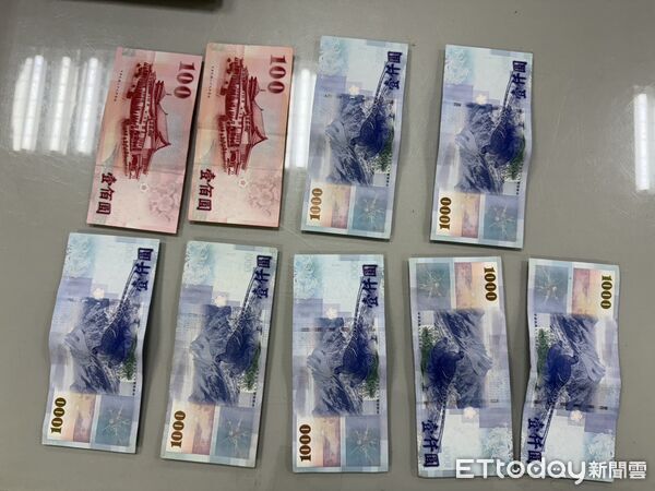 ▲▼林口警方埋伏速食店逮捕林姓女車手，起獲贓款及假證件、收據等物             。（圖／記者陳以昇翻攝）