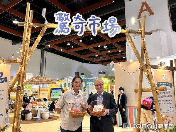 ▲▼文化部長李遠現身書展買書，同時為繪本新秀作家打氣。（圖／記者林育綾攝）