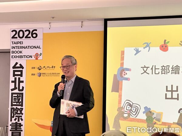 ▲▼文化部長李遠現身書展買書，同時為繪本新秀作家打氣。（圖／記者林育綾攝）