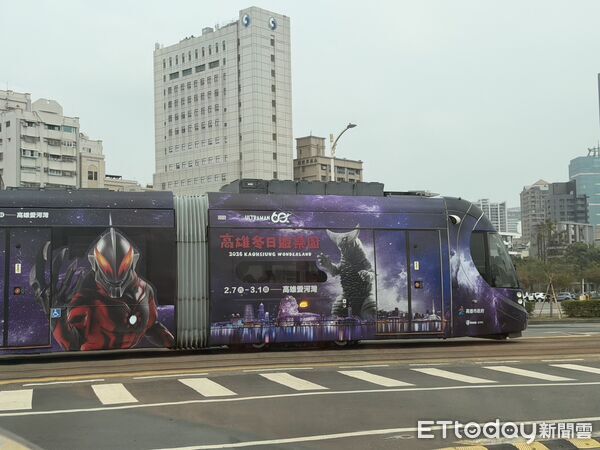 ▲▼高雄輕軌也推出「超人力霸王」彩繪列車。（圖／記者許宥孺攝）