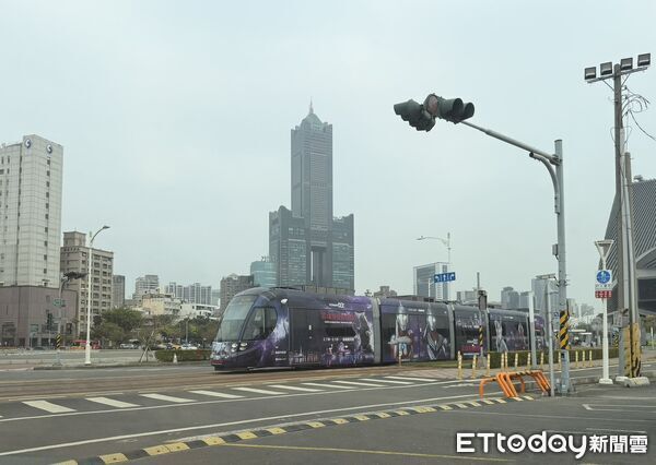 ▲▼高雄輕軌也推出「超人力霸王」彩繪列車。（圖／記者許宥孺攝）