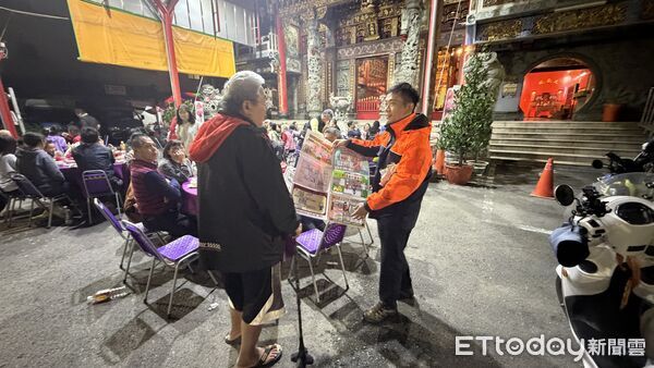 ▲台南市消防局第六大隊和緯分隊結合宮廟人潮，向信眾宣導春節防火與住警器安裝觀念。（記者林東良翻攝，下同）