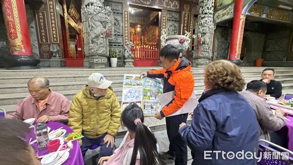 ▲台南市消防局第六大隊和緯分隊結合宮廟人潮，向信眾宣導春節防火與住警器安裝觀念。（記者林東良翻攝，下同）