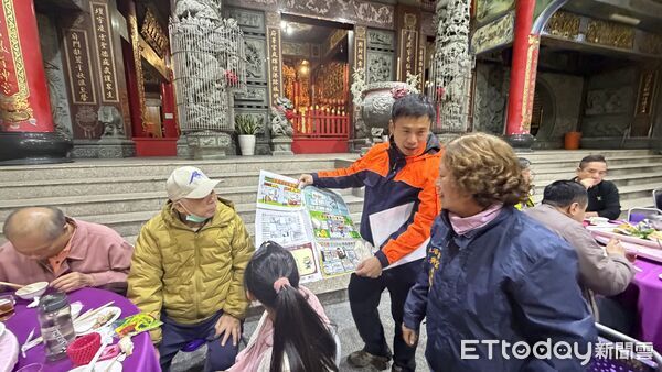 ▲台南市消防局第六大隊和緯分隊結合宮廟人潮，向信眾宣導春節防火與住警器安裝觀念。（記者林東良翻攝，下同）