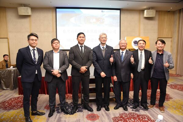 ▲左起勞氏驗船社陳峻偉、地中海遊輪Erwin Sanchez、地中海遊輪Joe Ryan Rayos、航港局葉協隆局長、曾俊鵬、海洋大學許泰文校長、劉詩宗。（圖／業者提供）