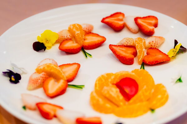 （過年留稿使用）▲▼外交部「山海珍饈迎瑞馬 團圓吉饗納新春 」，由農業青年大使吳育任、張佳宏準備的「三色珍果喜相逢」台農一號草莓+白草莓+橘子拼盤。（圖／外交部提供）