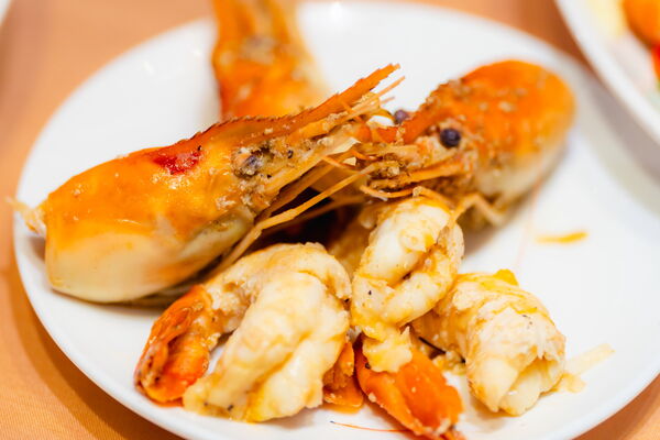 （過年留稿使用）▲▼外交部「山海珍饈迎瑞馬 團圓吉饗納新春 」，由農業青年大使陳廷瑋準備的「檸香胡椒躍鮮蝦」檸檬胡椒蝦，為美國在台協會（AIT）處長谷立言（Raymond Greene）本次的最愛。（圖／外交部提供）